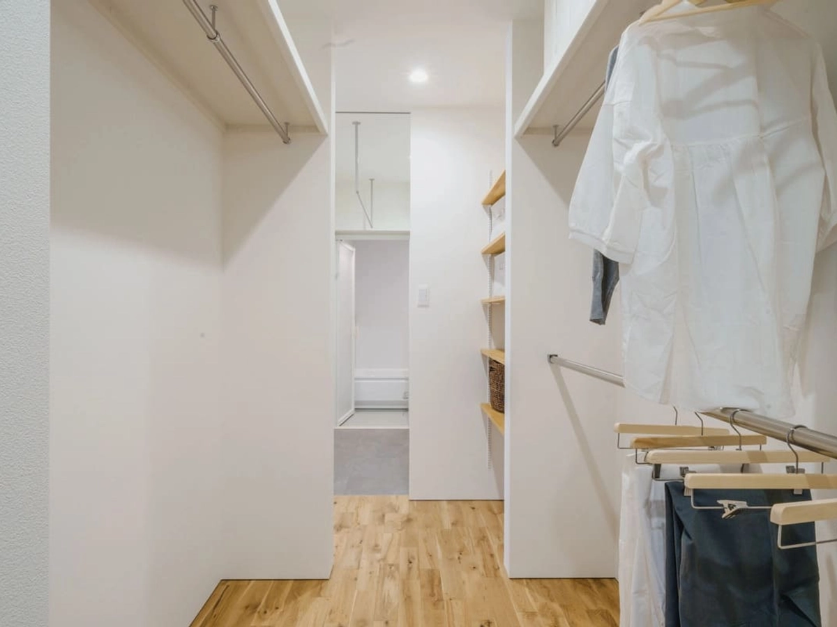 玄関からも浴室からもアクセスしやすいウォークインクローゼット