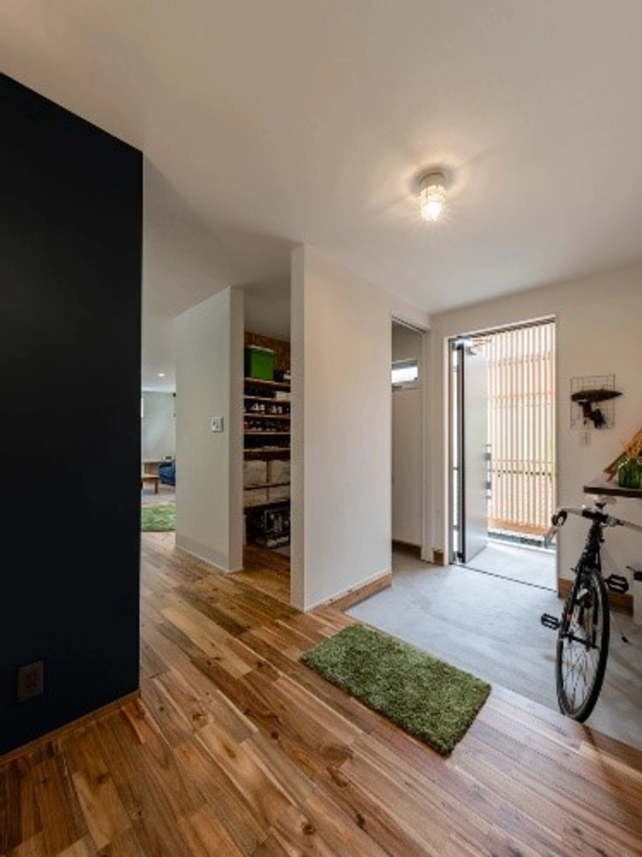 杉の格子がゲストを温かく迎える玄関