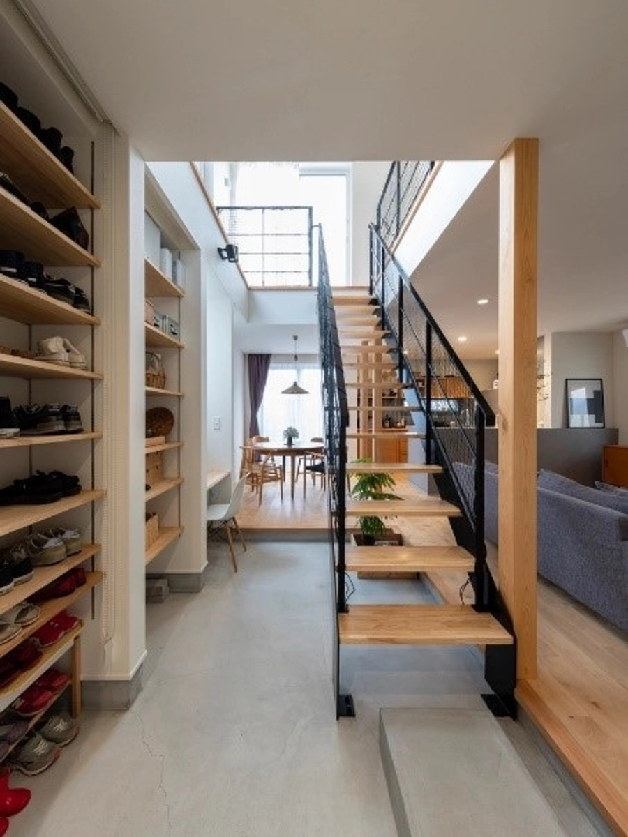 土間と吹き抜けが繋がる玄関