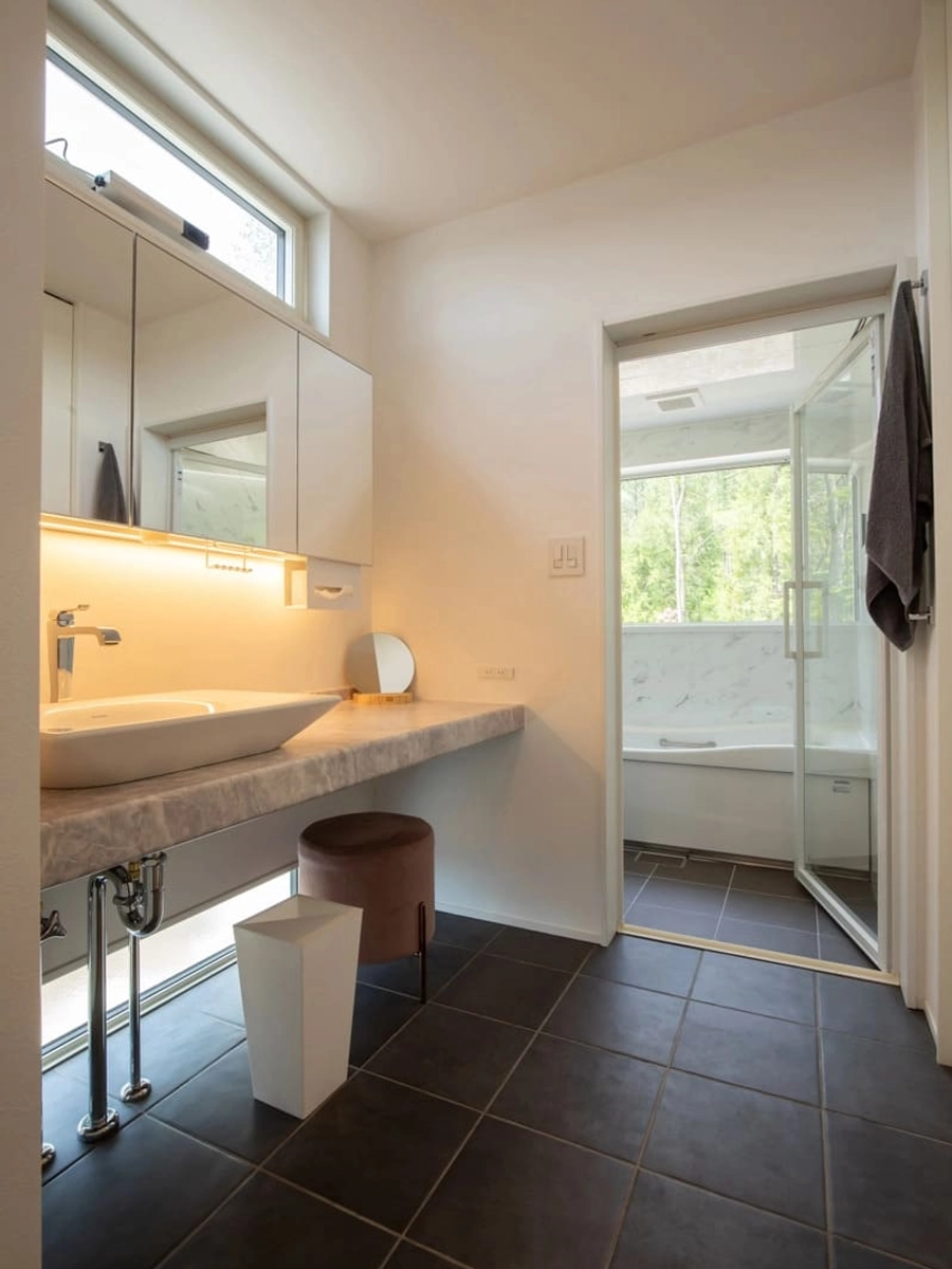 間接照明がおしゃれなホテルライクに仕上げた造作洗面台