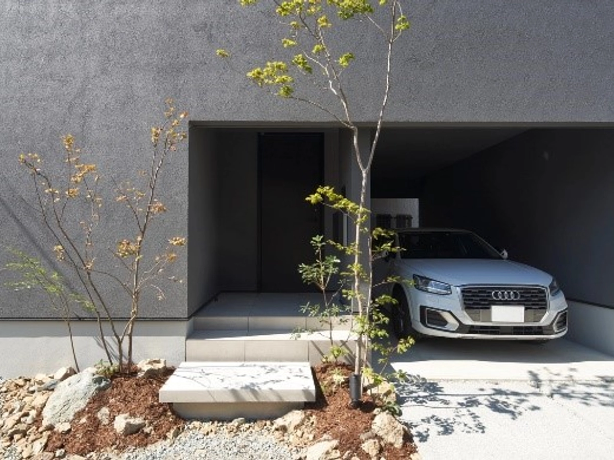 インナーガレージと繋がるシックな玄関