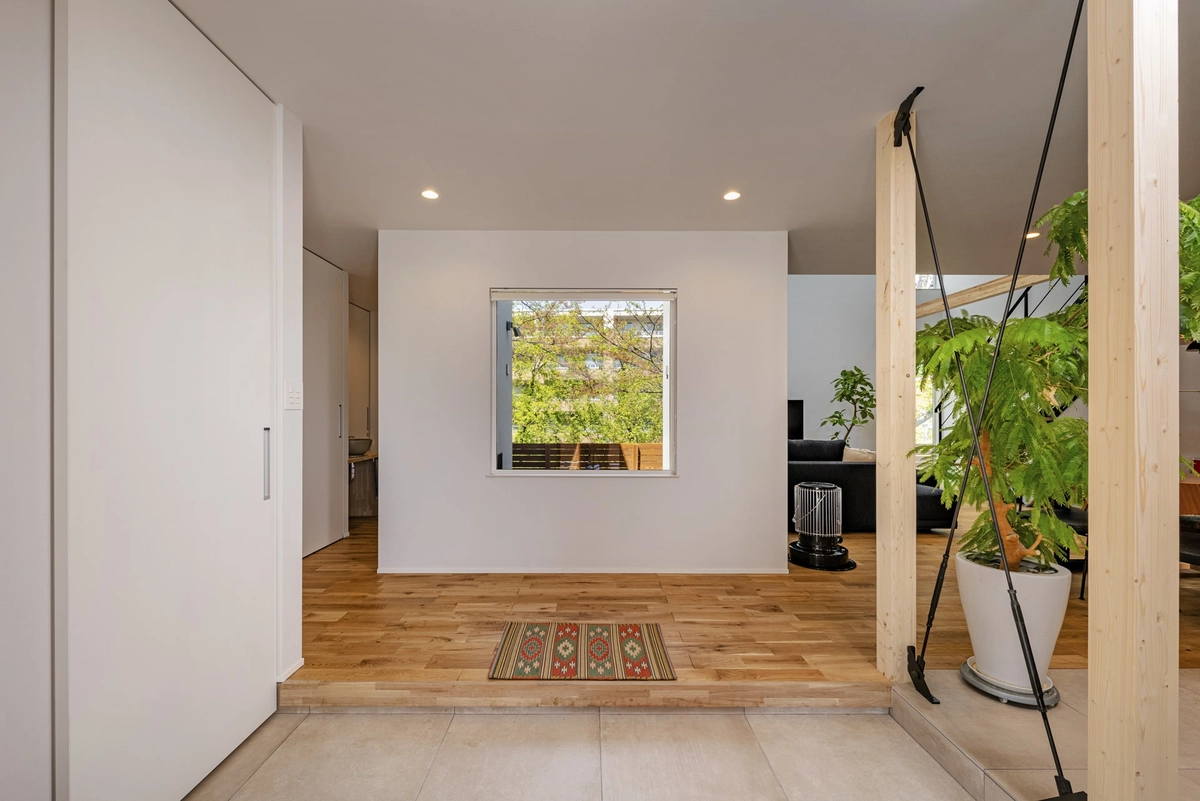 テラスの風景が見える開放的な広い玄関