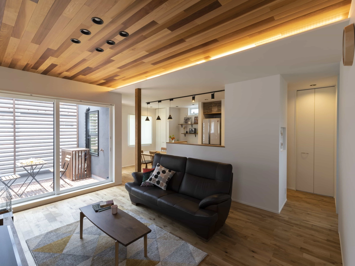 天井板の木目がおしゃれなリビング