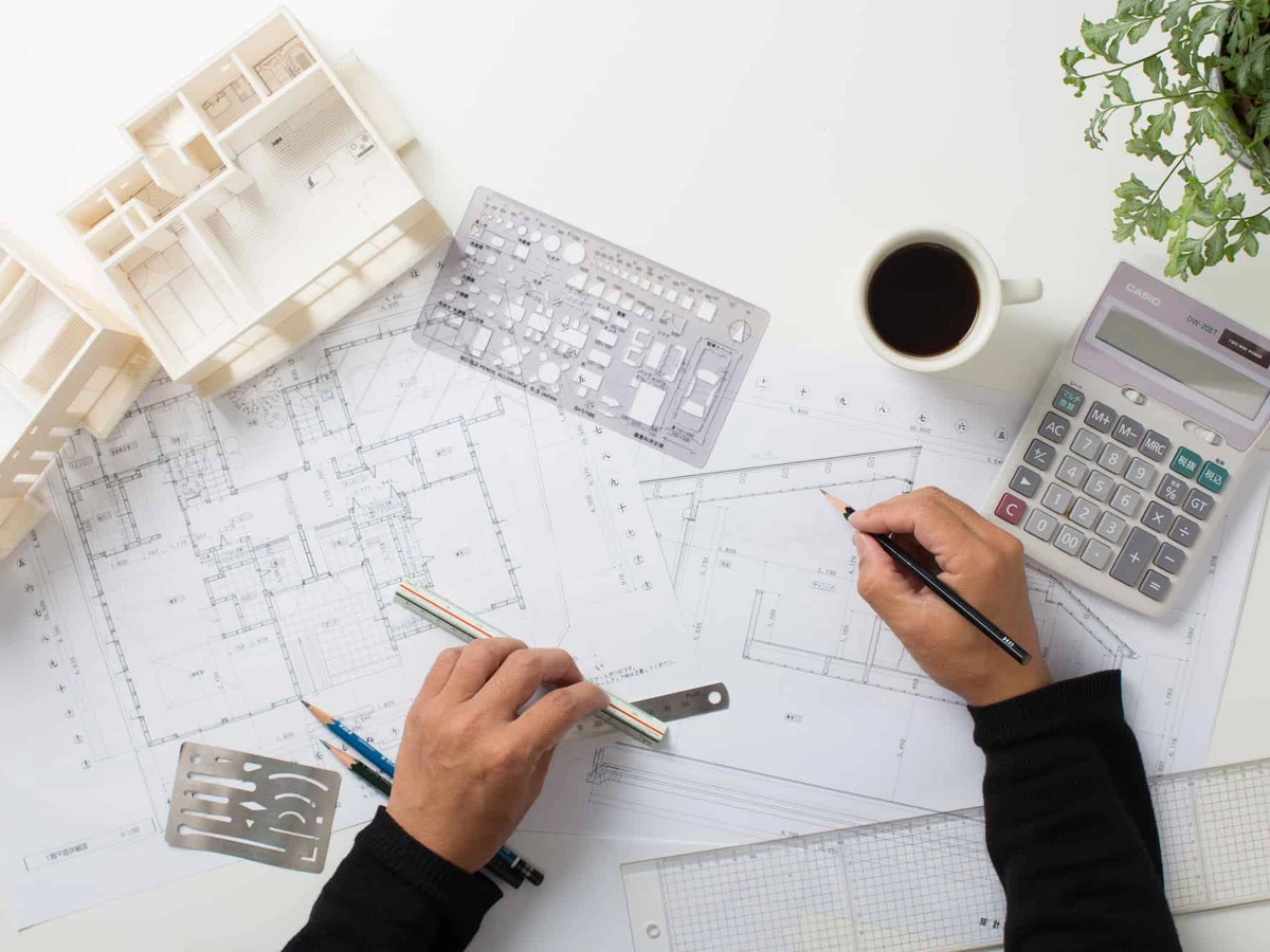 建築家の図面作成の様子