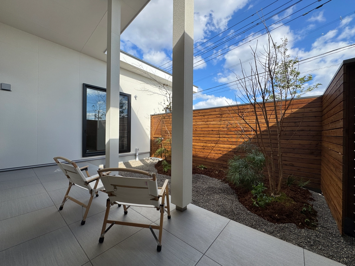 目隠しフェンスのあるテラス