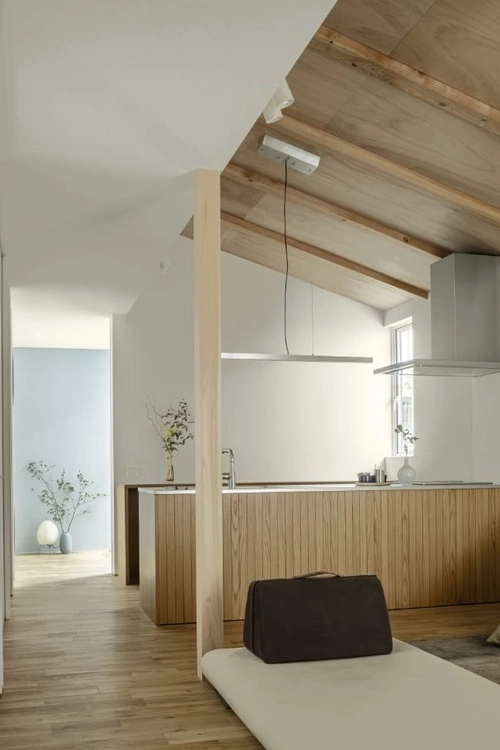 木質感のある勾配天井