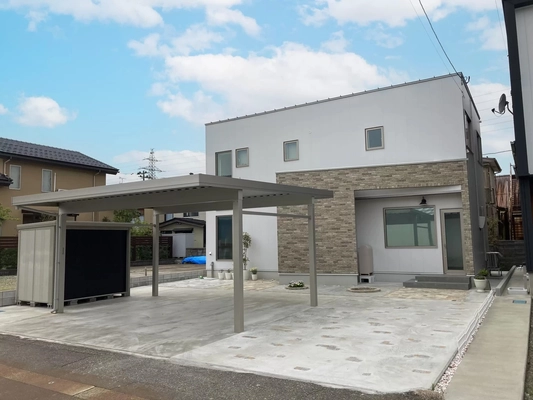 【見附市】吹き抜けが光を取り込むお家