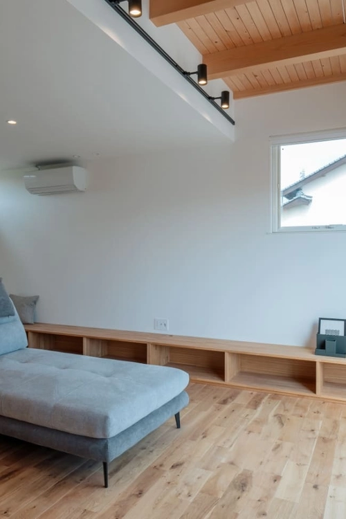 L字型ベンチのあるリビング