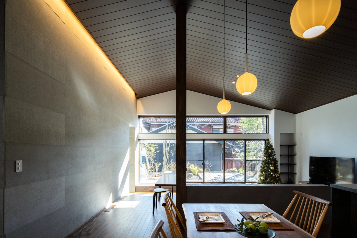 勾配天井の平屋内観