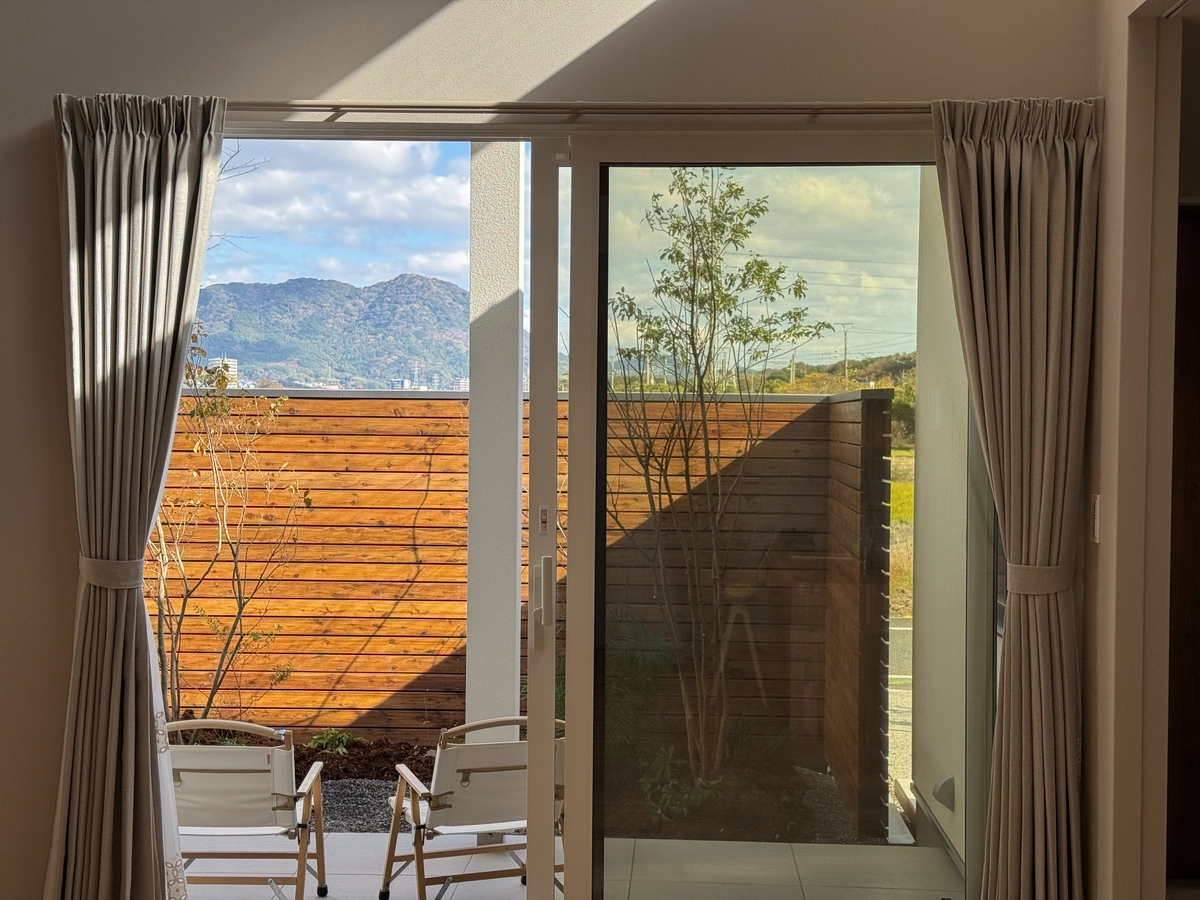 リビングから見た目隠しフェンスのあるテラス