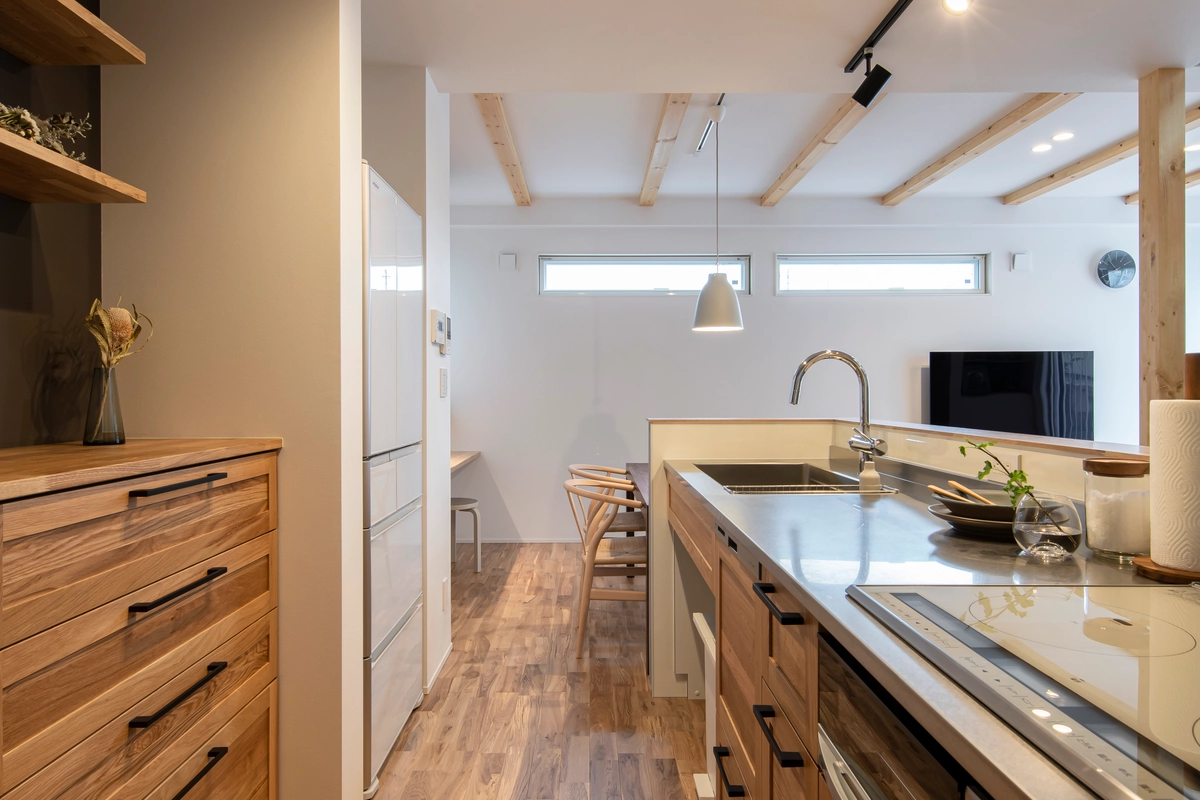 キッチンから見たダイニング