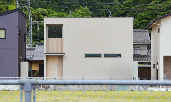 【浜田市】庭と繋がる L 型通り土間の棲家