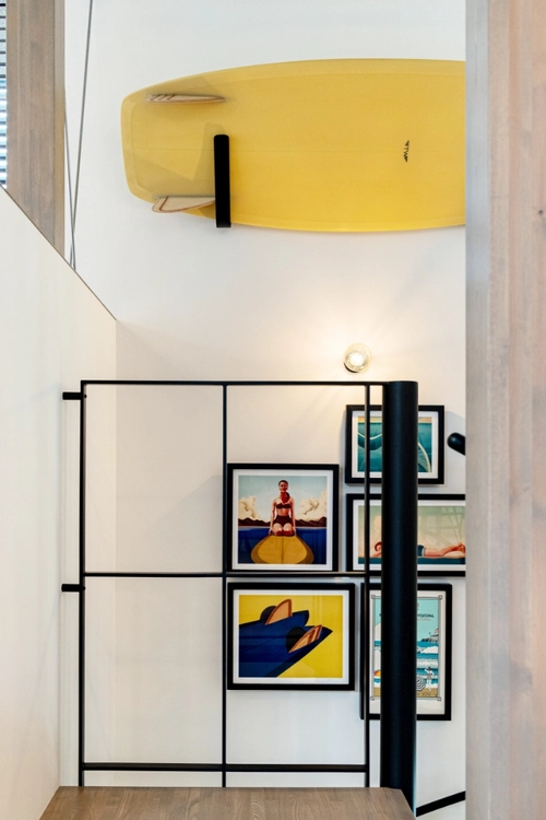 サーフボードとアーティスティックなイラストが飾られた吹き抜け