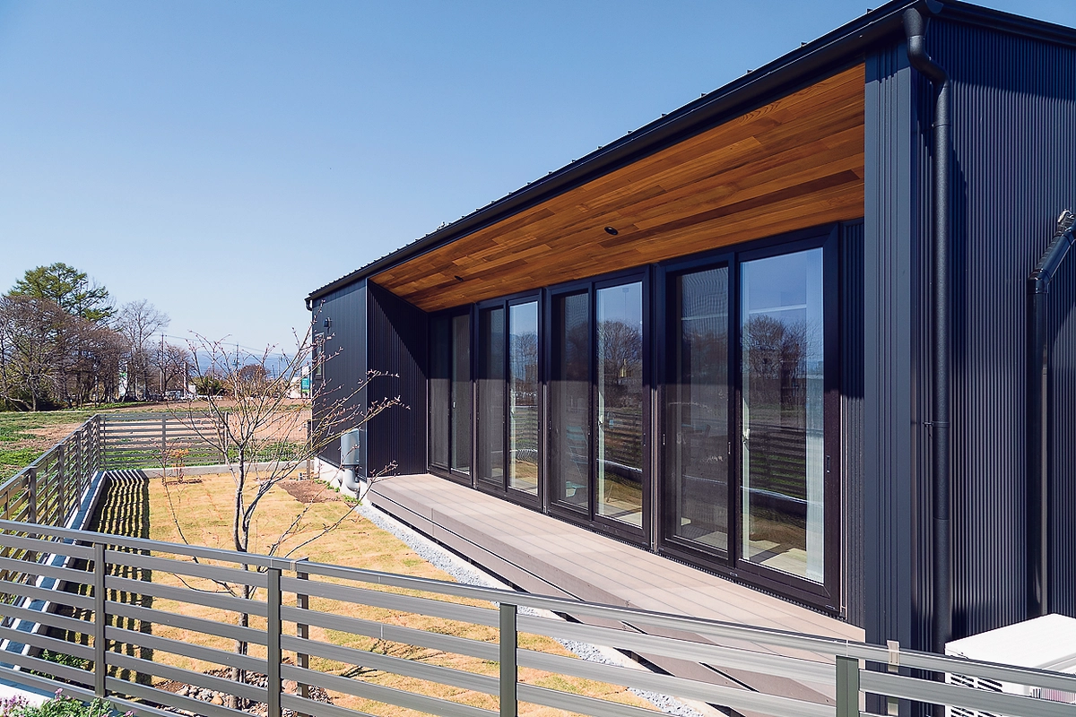 平屋のとつながる芝生の庭