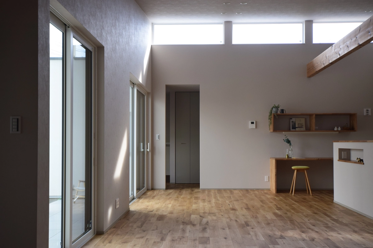 勾配天井と明り取りのあるリビング