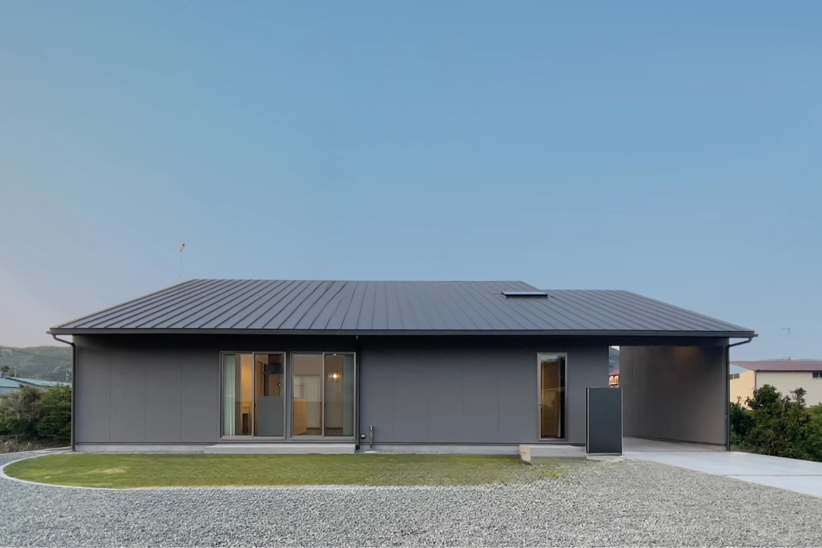 猫と暮らす快適なコの字型の平屋