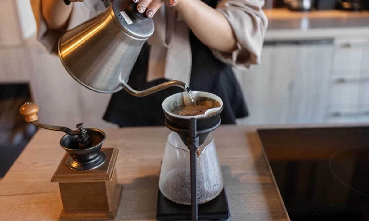 コーヒーを淹れている女性