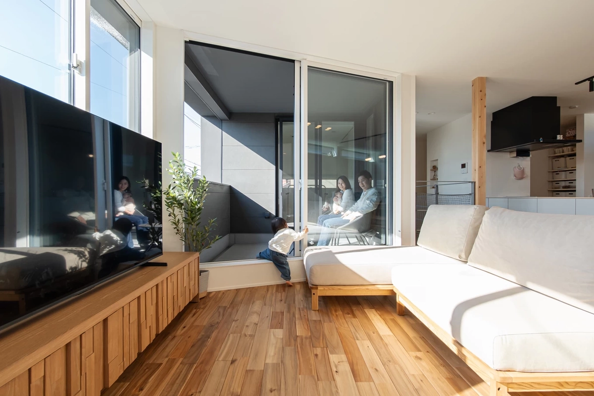 バルコニーで過ごす家族