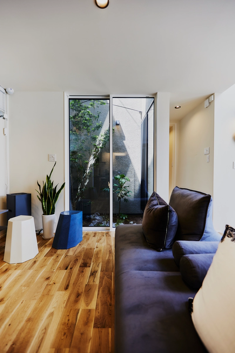 寄り添い、つながる。土間のある家のリビング・庭・中庭