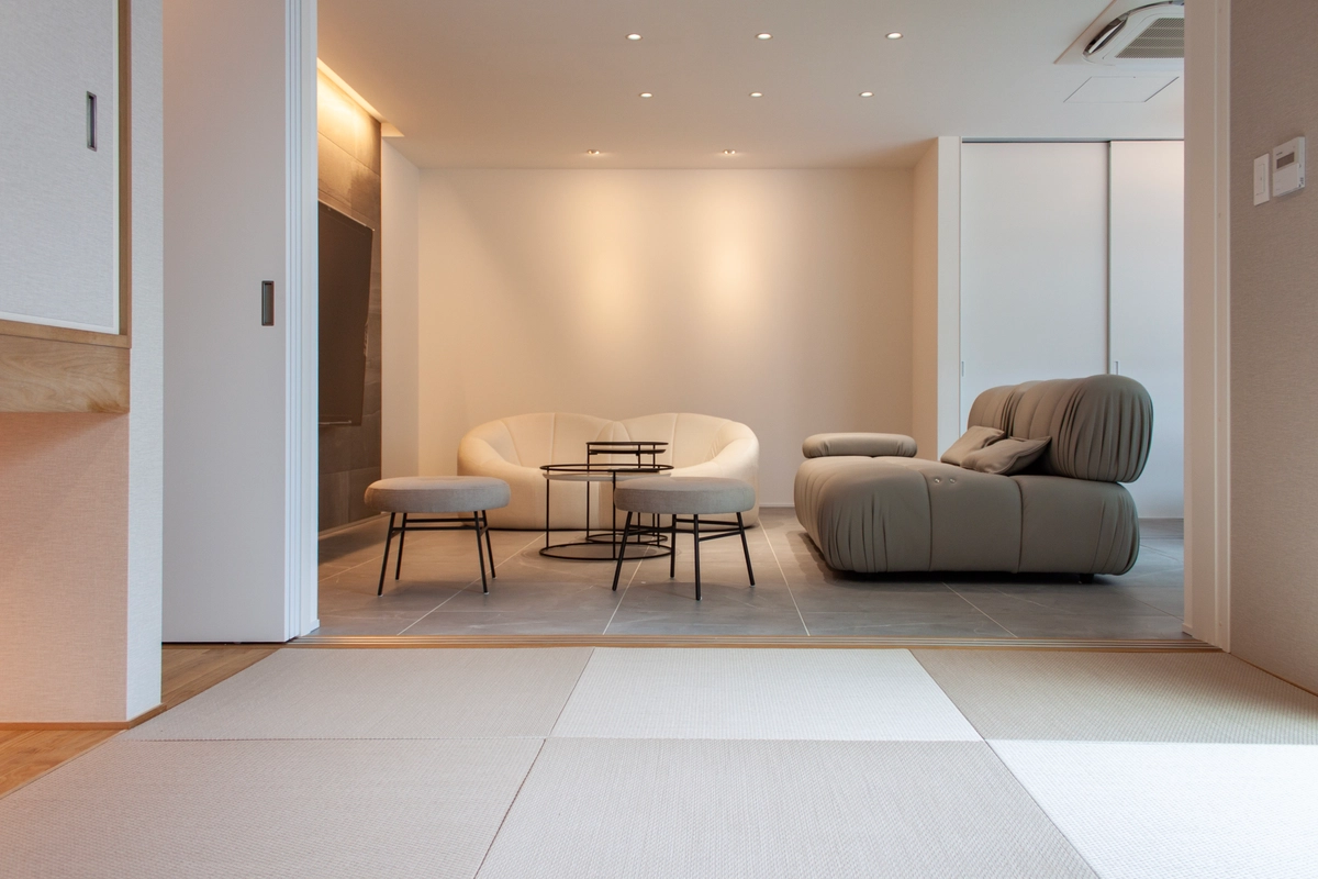 都市に溶け込むプライベートリゾートのリビング