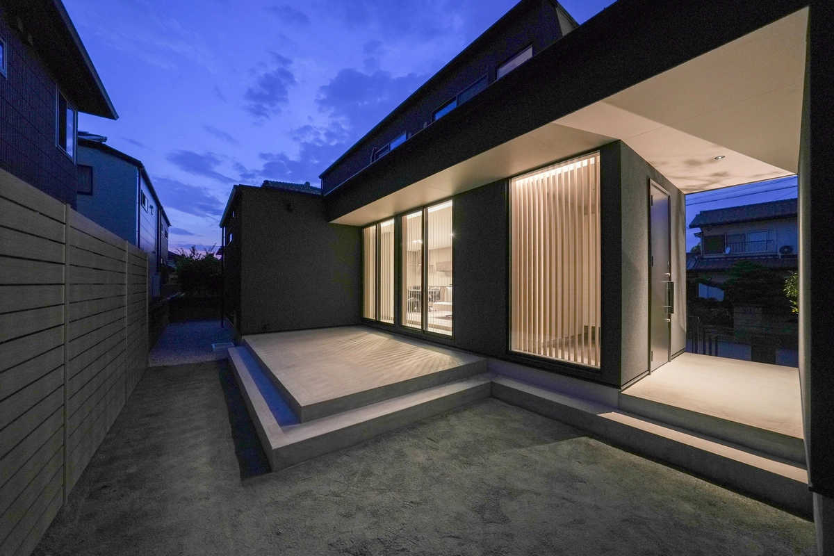 土間とテラスが続く家のテラス・デッキ・庭・中庭