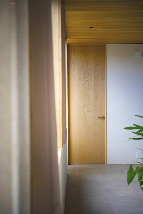 閑静な住宅地に建つ ゆとりの平屋の廊下・ドア