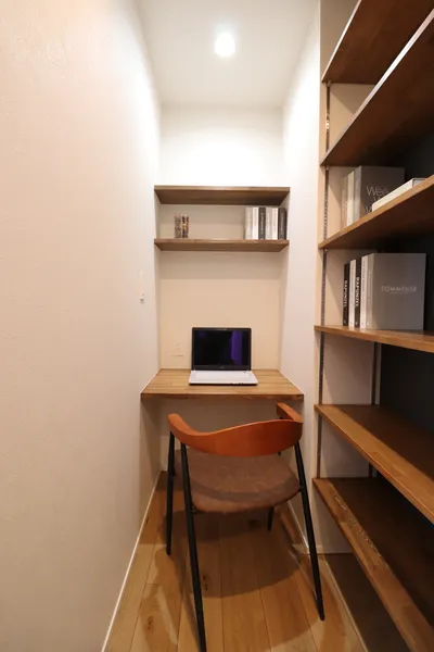 行き止まりのない 大人のためのかっこいい家のワークスペース