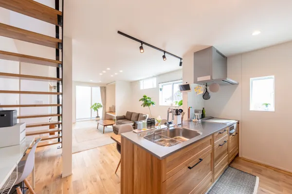 傾斜地を活かした 2つの入口を持つ家のキッチン・階段