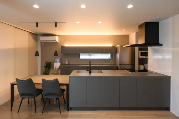 シンプルで飽きの来ない モダンな家のダイニング・キッチン