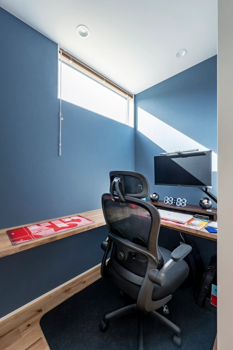 稜線を望む風景に包まれる平屋の趣味室