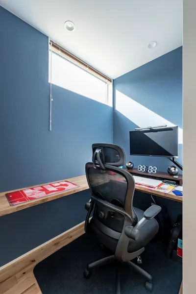 稜線を望む風景に包まれる平屋の趣味室