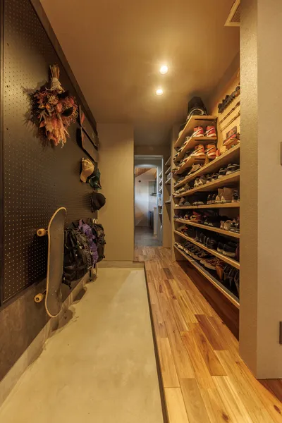 回遊できる非日常的な住まいの玄関