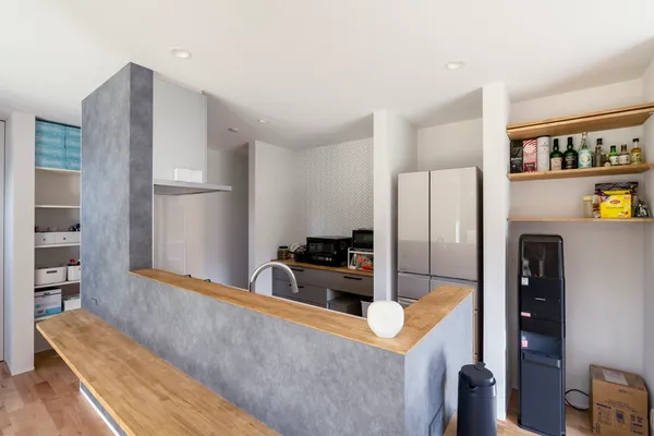 稜線を望む風景に包まれる平屋のキッチン