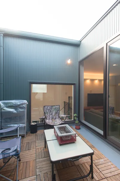 閉じることで開く家のバルコニー