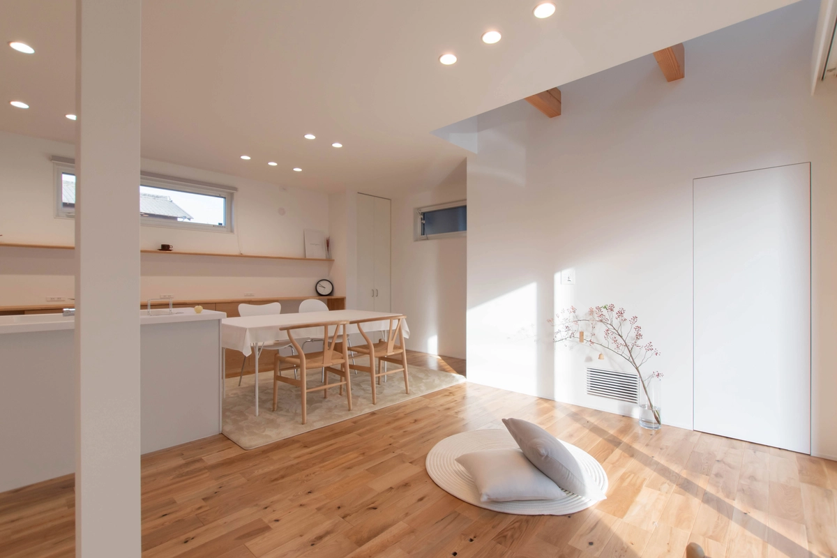 おおきな庭を持つちいさな住まいのリビング・ダイニング