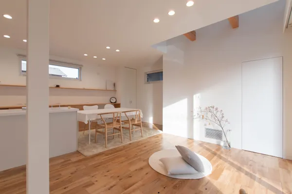 おおきな庭を持つちいさな住まいのリビング・ダイニング