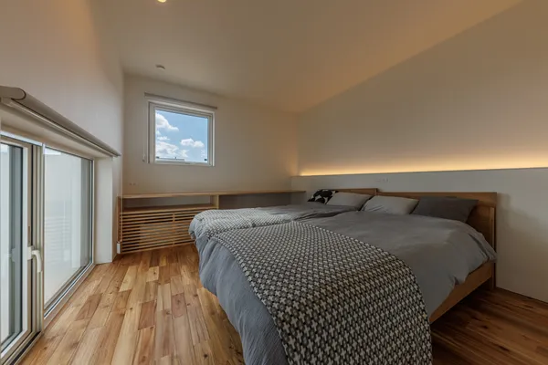 V字デザインが生み出す光と安心の空間						の寝室