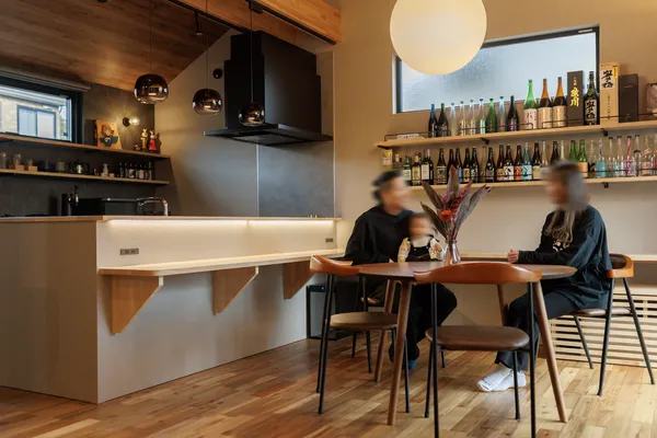 回遊できる非日常的な住まいのダイニング・キッチン