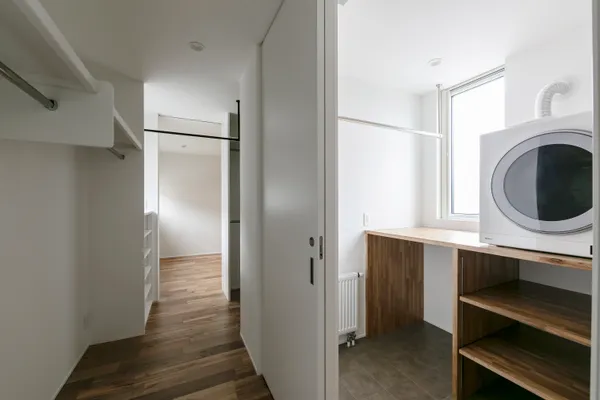 シンプルなデザインに暮らす平屋の家事スペース・クローゼット