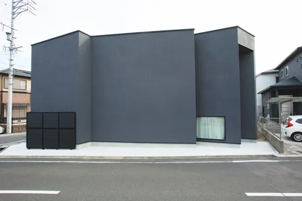 角地に建つモニュメントのような家の外観