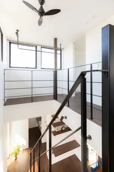 はらっぱに建つ家の吹き抜け・階段