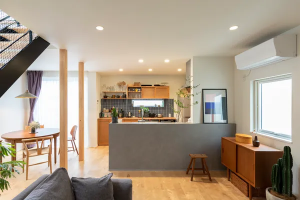 ワンルーム+吹き抜けで広がりのあるLDKを持つ家の事例トップ画像