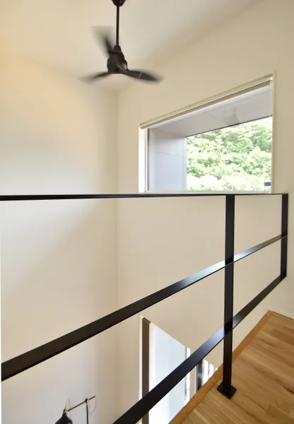 大きな彫刻作品のような家の吹き抜け