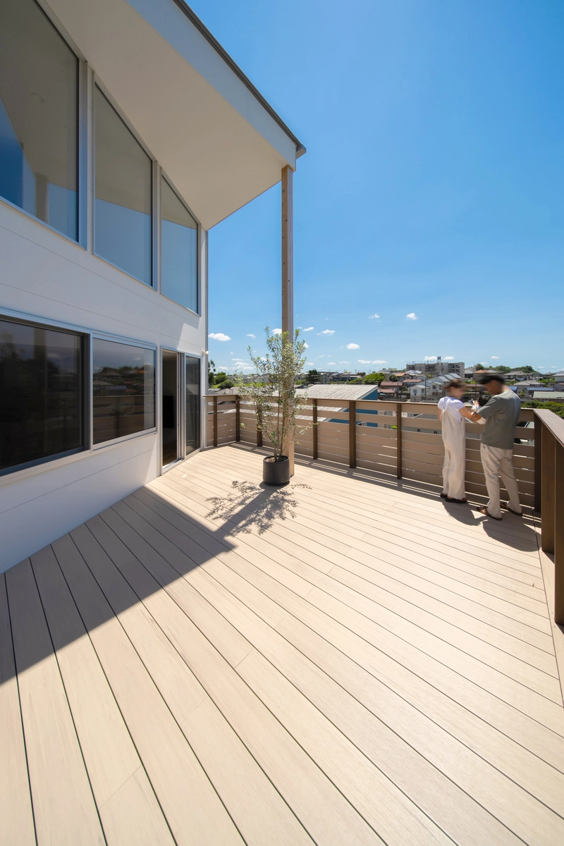 隅切りの家のテラス・デッキ