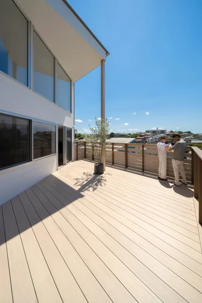 隅切りの家のテラス・デッキ