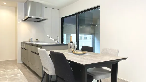 大好きなクルマと共に暮らす家のダイニング・キッチン・ガレージハウス