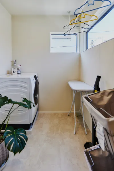 寄り添い、つながる。土間のある家の家事スペース