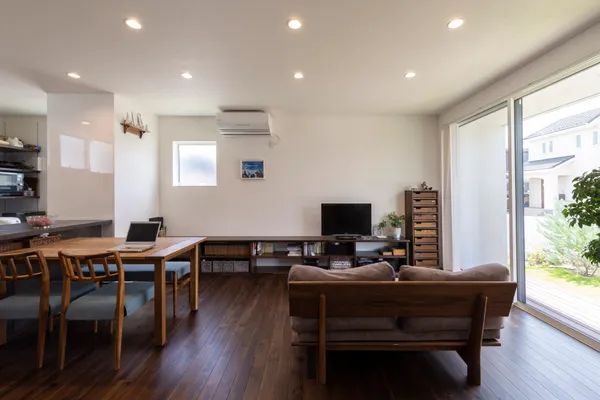 仕事場と居住空間が土間で繋がる家のリビング・ダイニング
