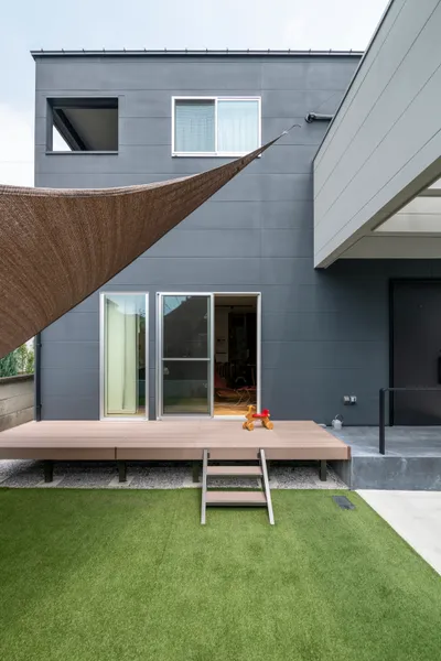 ゲートが迎える家の庭・中庭