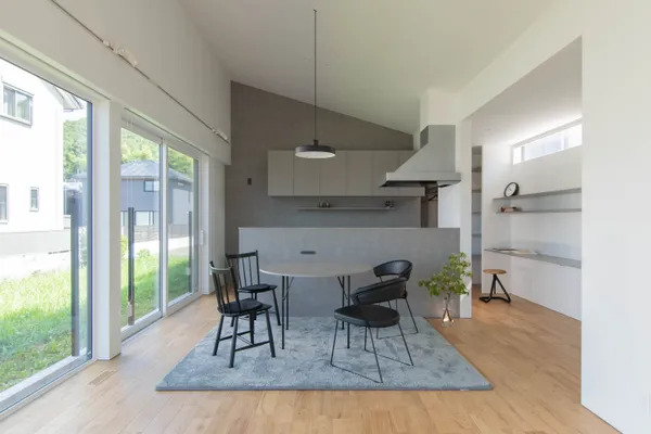 外構の壁で敷地を最大限に活かす家のダイニング